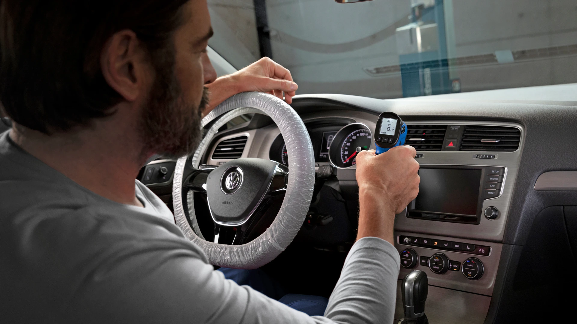 Проверка и перезаправка кондиционера Volkswagen